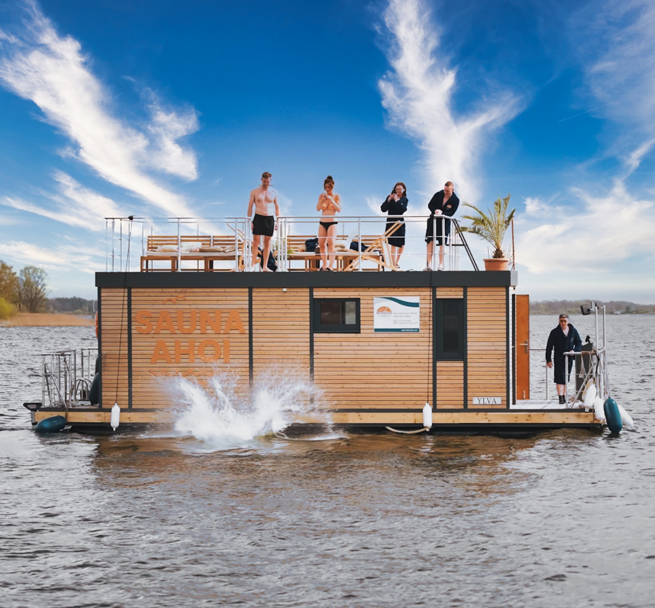 Eine Auszeit der besonderen Art: Das SaunaFloß in Senftenberg bietet Entspannung mitten in der Seenlandschaft. Foto: treibHaus